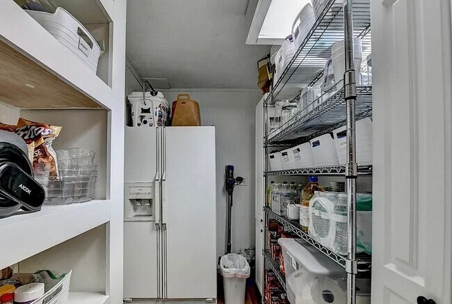 Building Photo - 561 Russell Rd