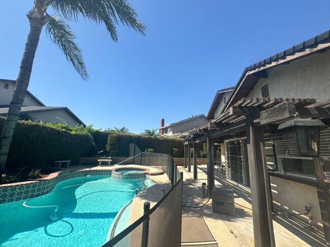 Building Photo - PERFECT 3 bedroom 2.5 bath Pool Home!