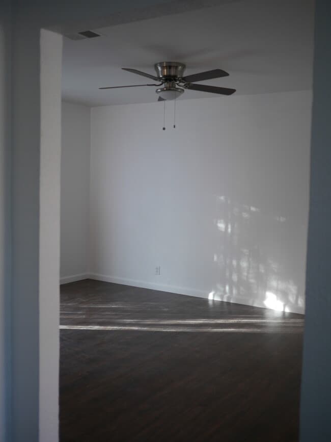 Building Photo - Charming 2-Bed, 1.5-Bath Home with 2-Car Garage in Hesperia, CA!