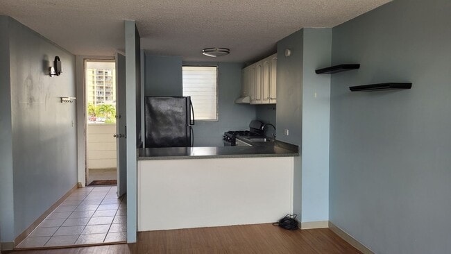 Building Photo - Nice 2bd, 1bath, 1pkg 700sqft unit . $2500