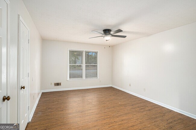 Building Photo - 2610 Golfview Terrace SE