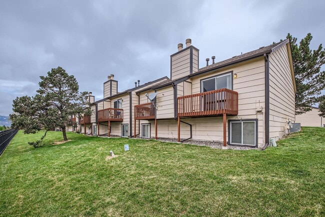 Building Photo - 2 Bedroom, 1 1/2 Half Bath, End Unit Townhome!