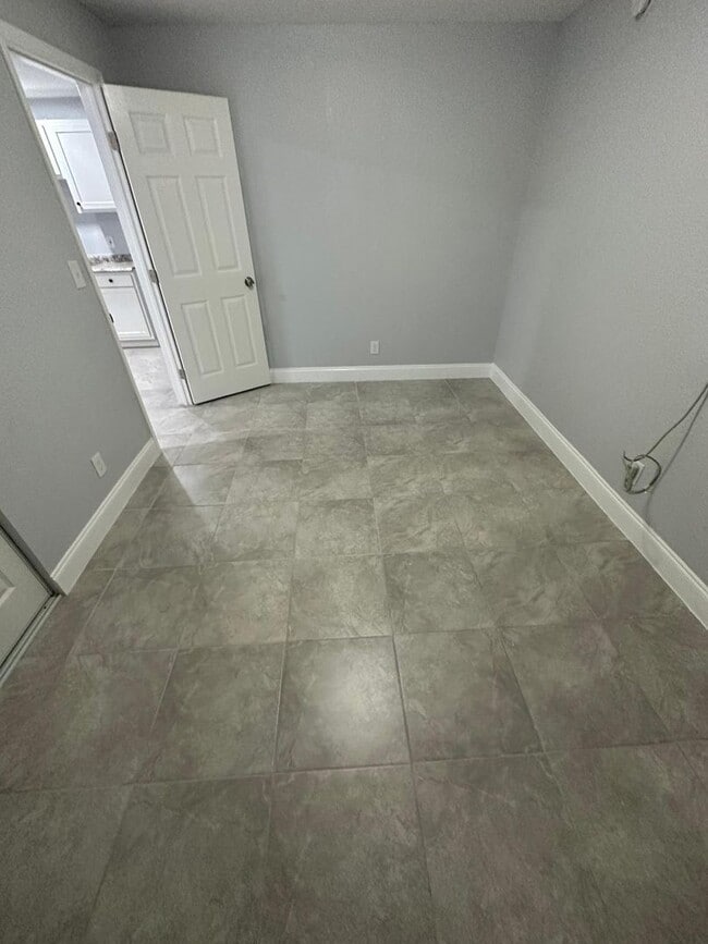 Building Photo - Fully Renovated 1/1 Available for Immediate Rent!