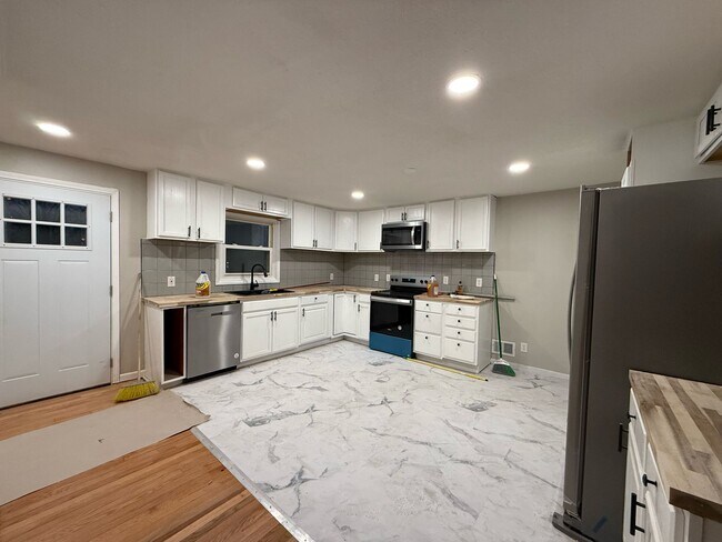 Building Photo - 9900 Richmond Dr
