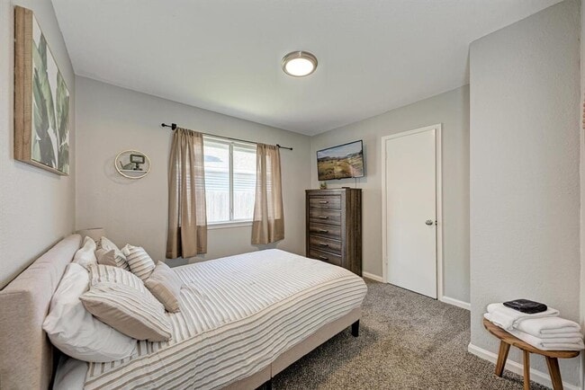 Building Photo - 2022 Balsam Way