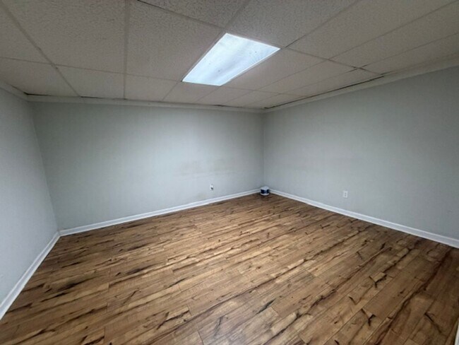 Building Photo - 4040 Lynncrest Dr NE