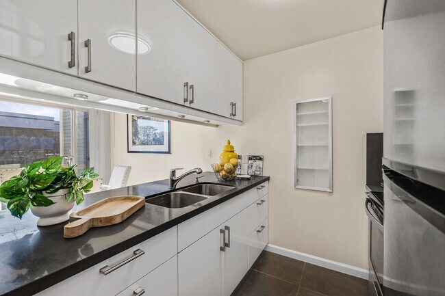 Building Photo - Bright and modern one bedroom one bathroom...
