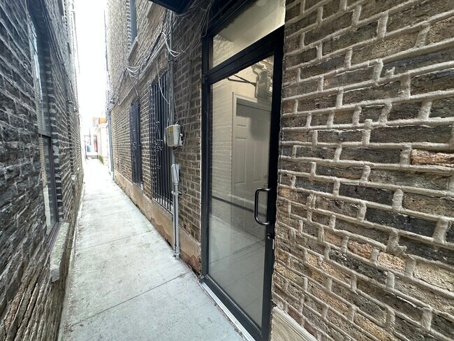 Building Photo - 1516 N Greenview Ave
