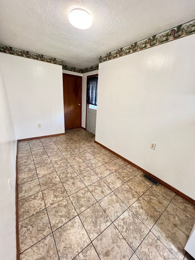Building Photo - 209 E Wynoka St