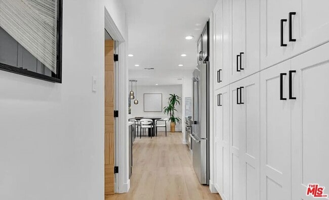 Building Photo - 418 N Bowling Green Way