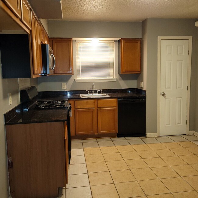 Kitchen - 804 Lyndell Ct