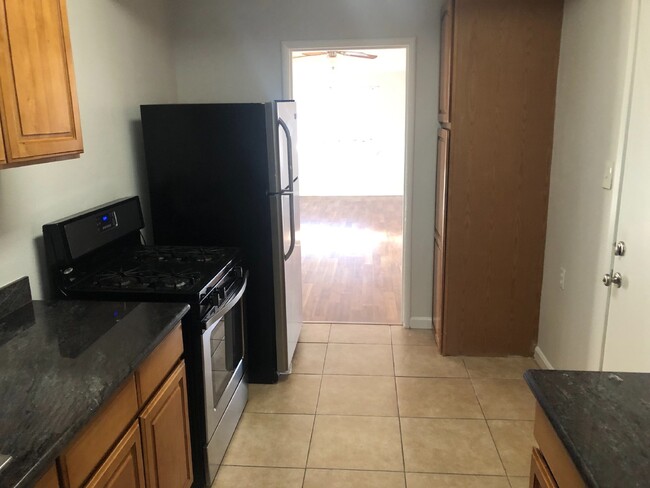 Building Photo - Centrally Located 2 Bed/1 Bath Duplex in L...