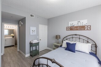 Building Photo - 2040 Greenview Shores Blvd