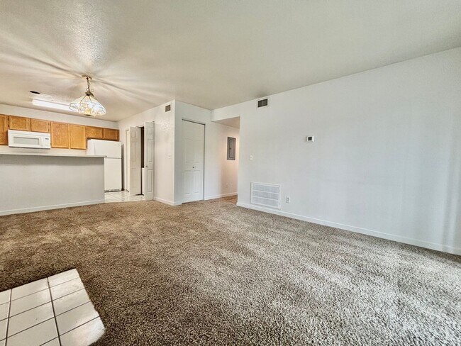 Building Photo - Charming Main floor 2 bed, 2 bath Condo