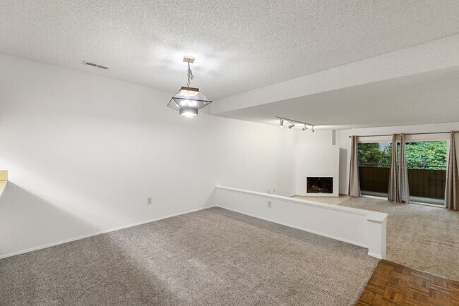 Building Photo - 10922 NE 34th Pl