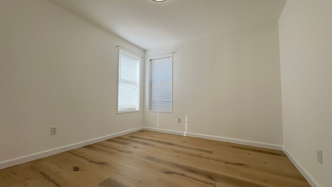 Building Photo - Lakeview 3 Bedroom Home with A/C , LVP Flo...