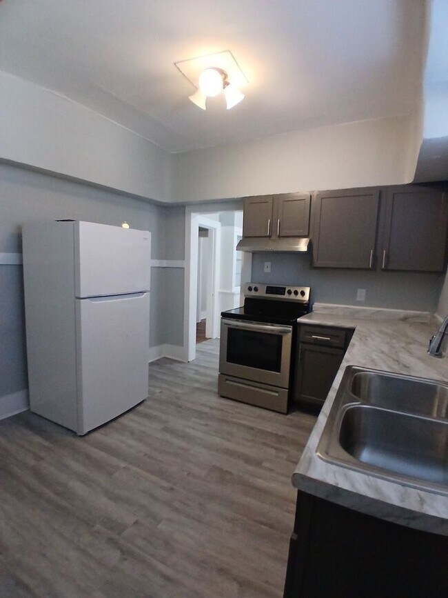 Building Photo - Thoughtfully Renovated 3-Bedroom, 1-Bath | Open to Section 8