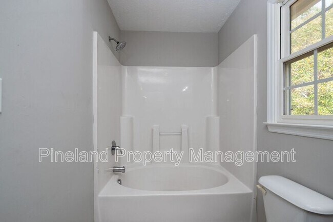 Building Photo - 320 Roundtree Dr