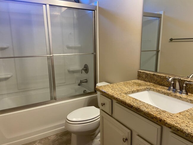 Building Photo - 3 Bedroom, 2 Bathroom One Level Townhome i...