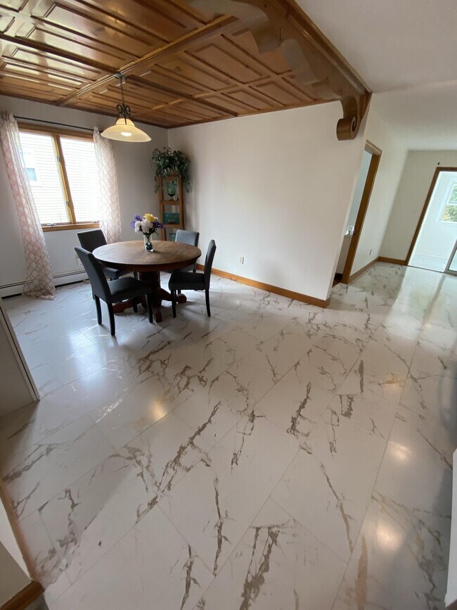 Building Photo - 93 Glen St