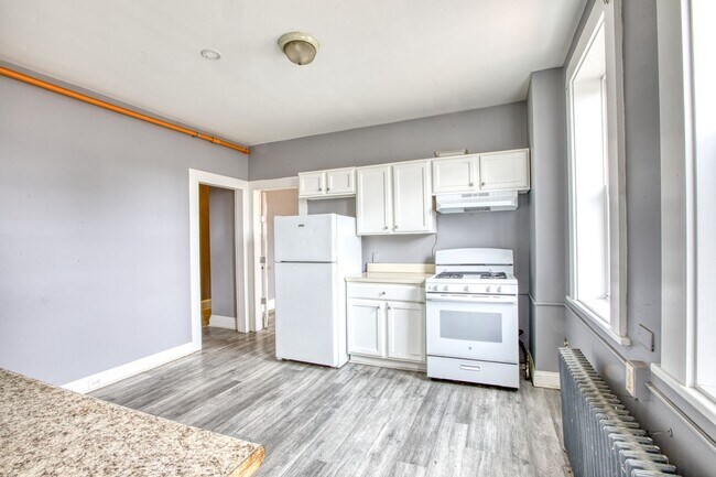 Building Photo - Oversized 3 Bedroom 1 Bathroom in Blackrock Neighborhood