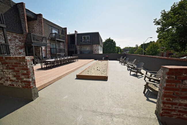 Primary Photo - z-103125-Hemingway Heights - 3635-3645 Warwick Blvd