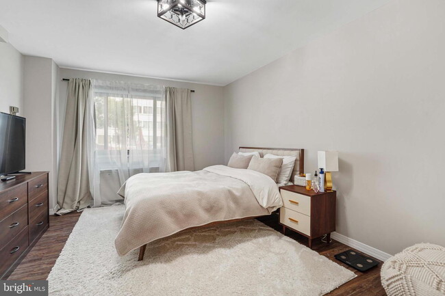 Building Photo - Welcome to this lovely and spacious fully remodeled 1 bedroom, 1 bath condo at The Cavendish
