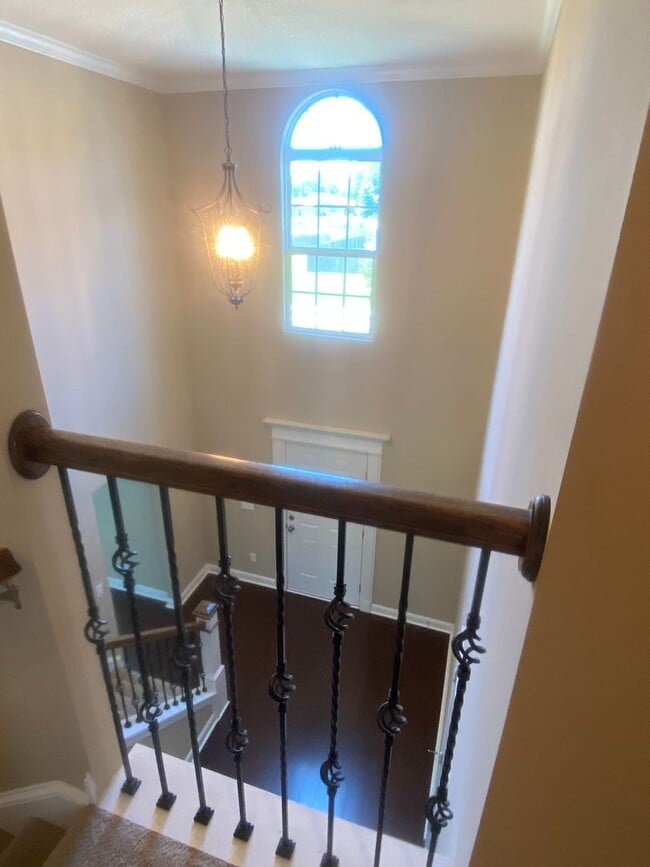 Building Photo - HUGE FENCED YARD, COMMUNITY POOL
