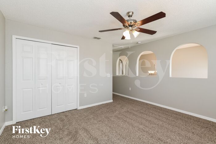 Building Photo - 215 Lobelia Dr