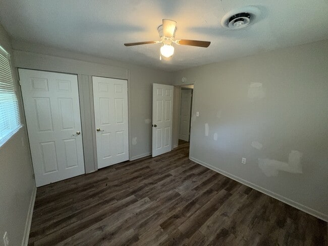 Building Photo - 5558 Queen Mary Ln
