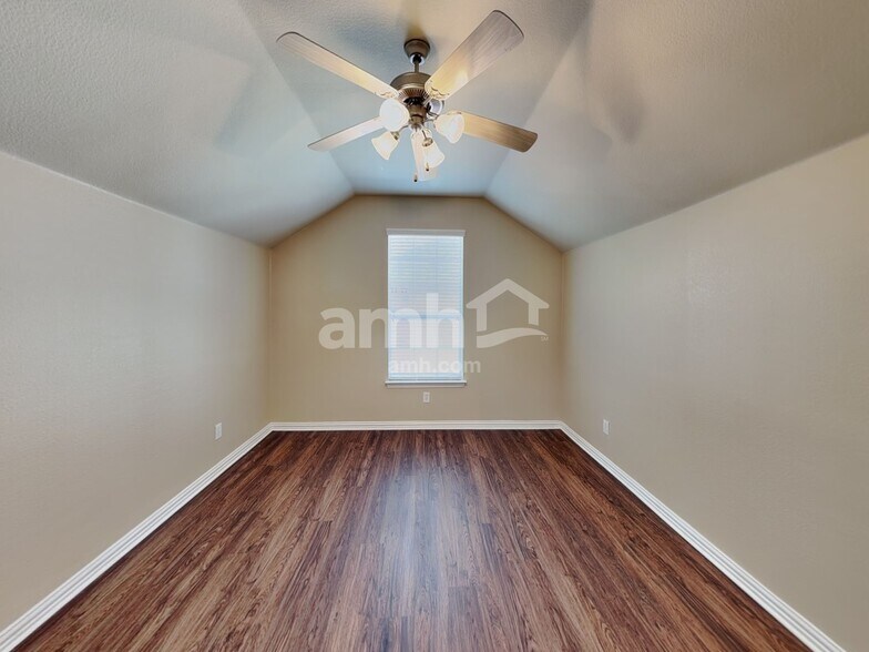 Building Photo - 1310 Golf Club Dr