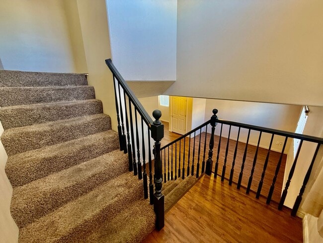 Building Photo - Cute 3-BR Townhome Near Costco