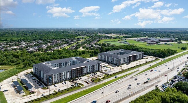 Building Photo - 16717 Westpark Dr