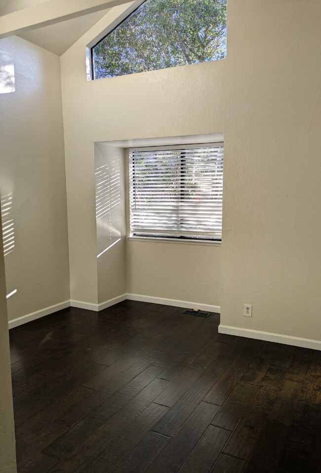 Building Photo - Spacious and Welcoming Townhome