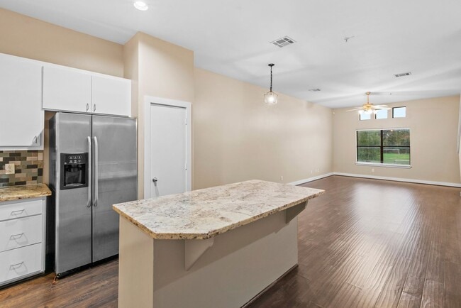 Building Photo - Gated 2BR Townhome Just Minutes from the T...