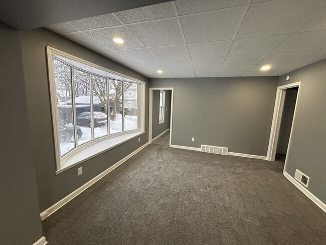 Building Photo - 2121 2nd St SE