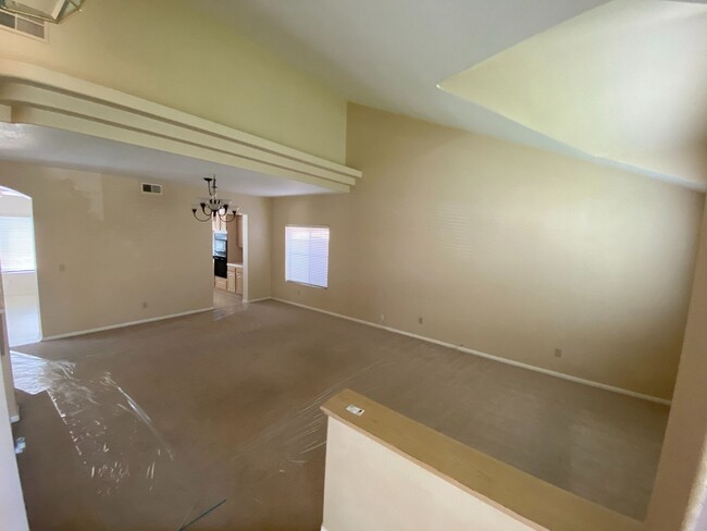 Building Photo - 4 bed/2.5 bath 2400+ sq ft in Gated Painte...