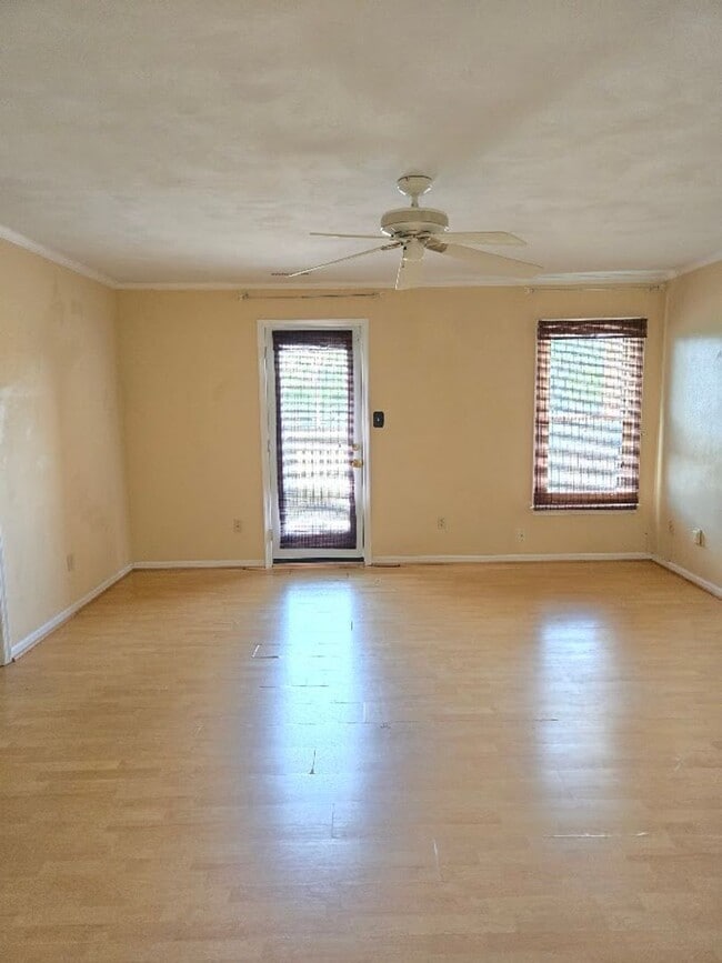 Building Photo - 3 Bedroom Townhouse in Virginia Beach