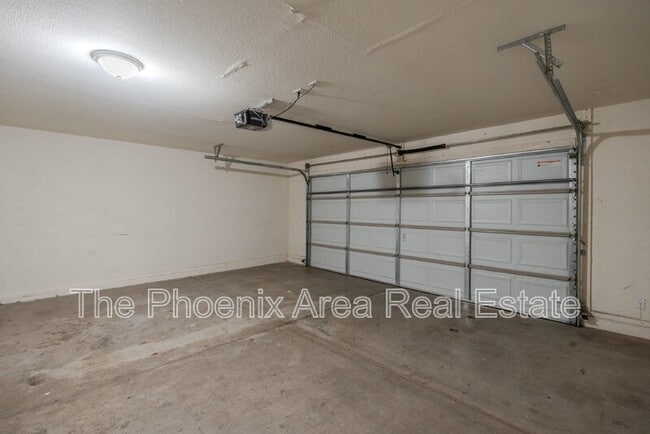 Building Photo - 3095 E Merrill Ave
