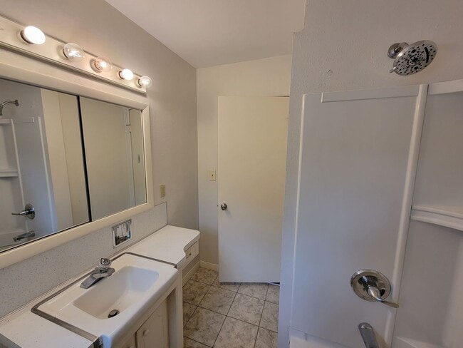 Building Photo - 4 bedroom 2 bath near campus!