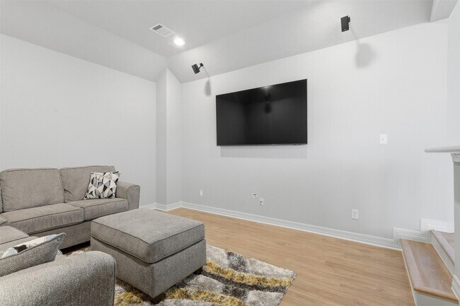 Building Photo - 18800 N Bee Cave Springs Cir