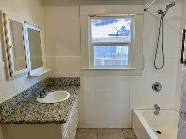 Building Photo - Charming 3 Bed / 2 Bath Home in the Tower District
