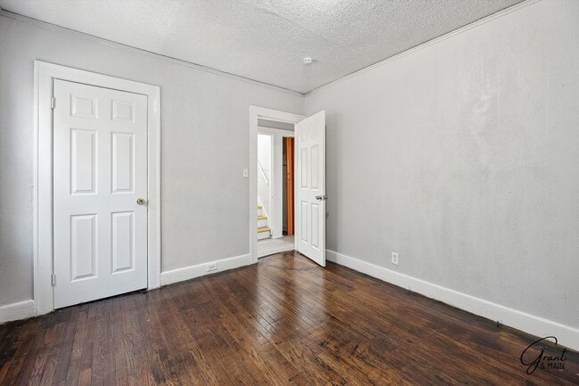 Building Photo - 3 bedroom 2 bath $1375