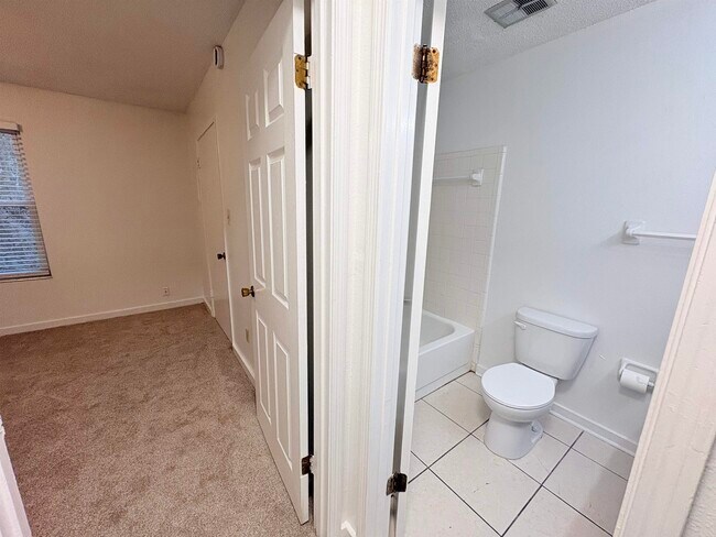 Building Photo - 1530 Live Oak Dr