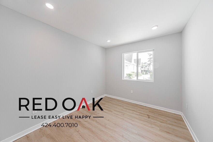 Building Photo - 923 W 75th St