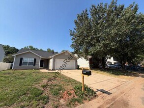 Building Photo - Updated ranch home near uptown!