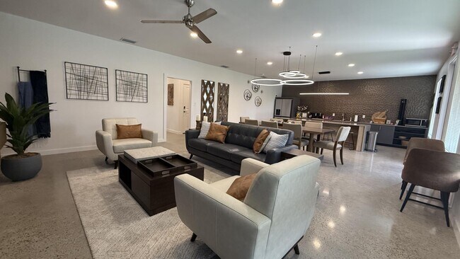 Building Photo - 800 Onyx Dr