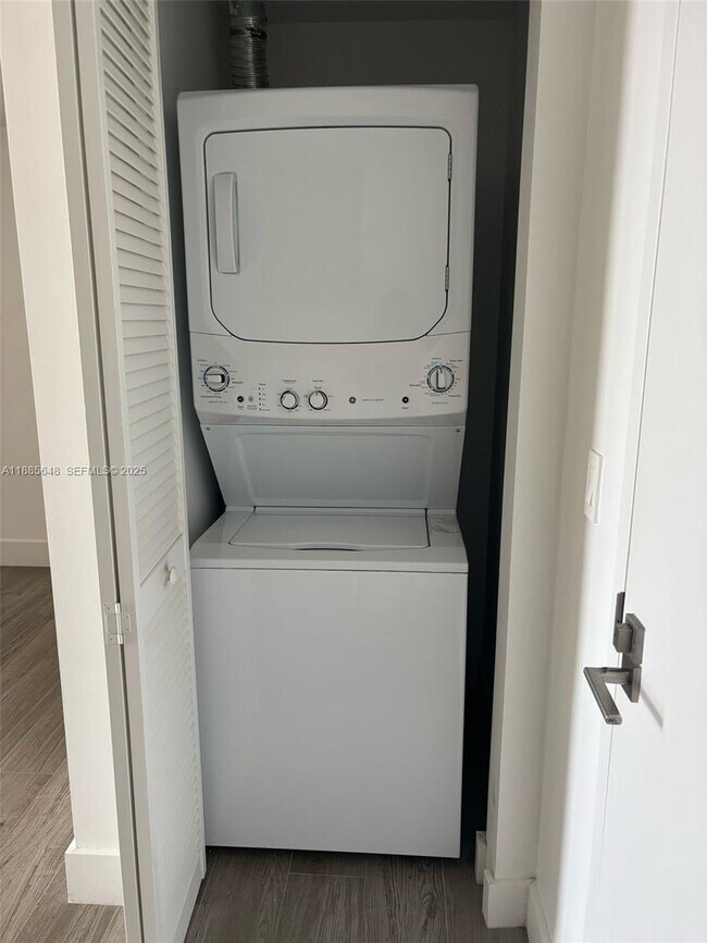 Building Photo - 121 NE 34th St