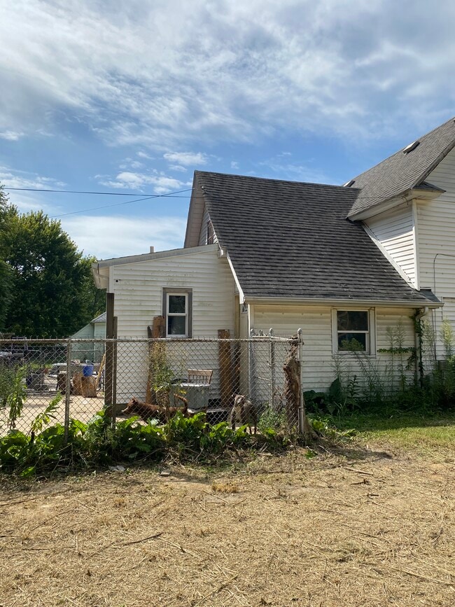 Building Photo - 21 Schultz St