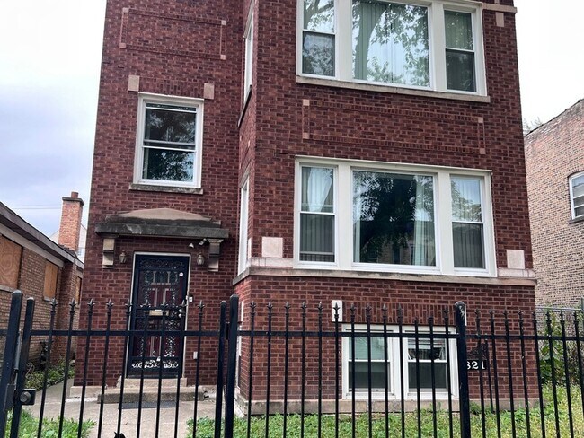 Building Photo - 821 N Waller Ave